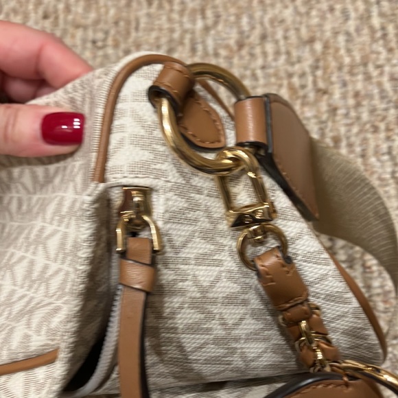 MICHAEL KORS Fanny Pack. Excellent condition, no stains or wear and tear. - Picture 6 of 8